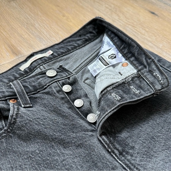 REVOLVE Levi's Wedgie Icon Fit Jeans in Bite My Dust Wash Grey Denim - Size 25 - Picture 11 of 16